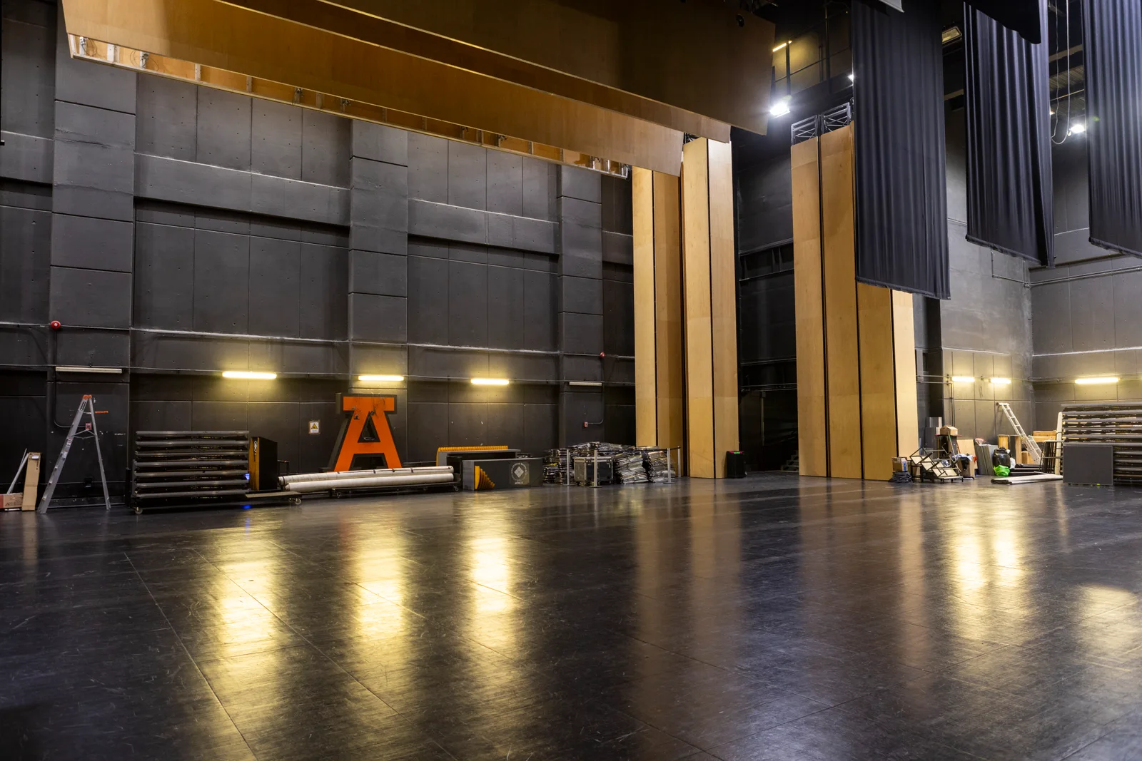Escenario del Centro Cultural Anáhuac visto desde el lateral