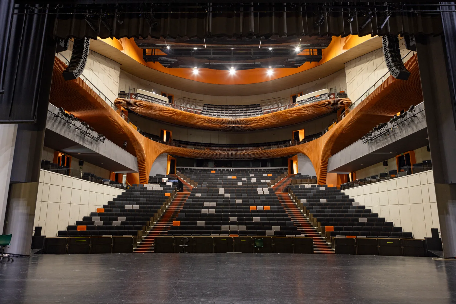 Vista de las butacas y palcos desde el escenario del Centro Cultural Anáhuac