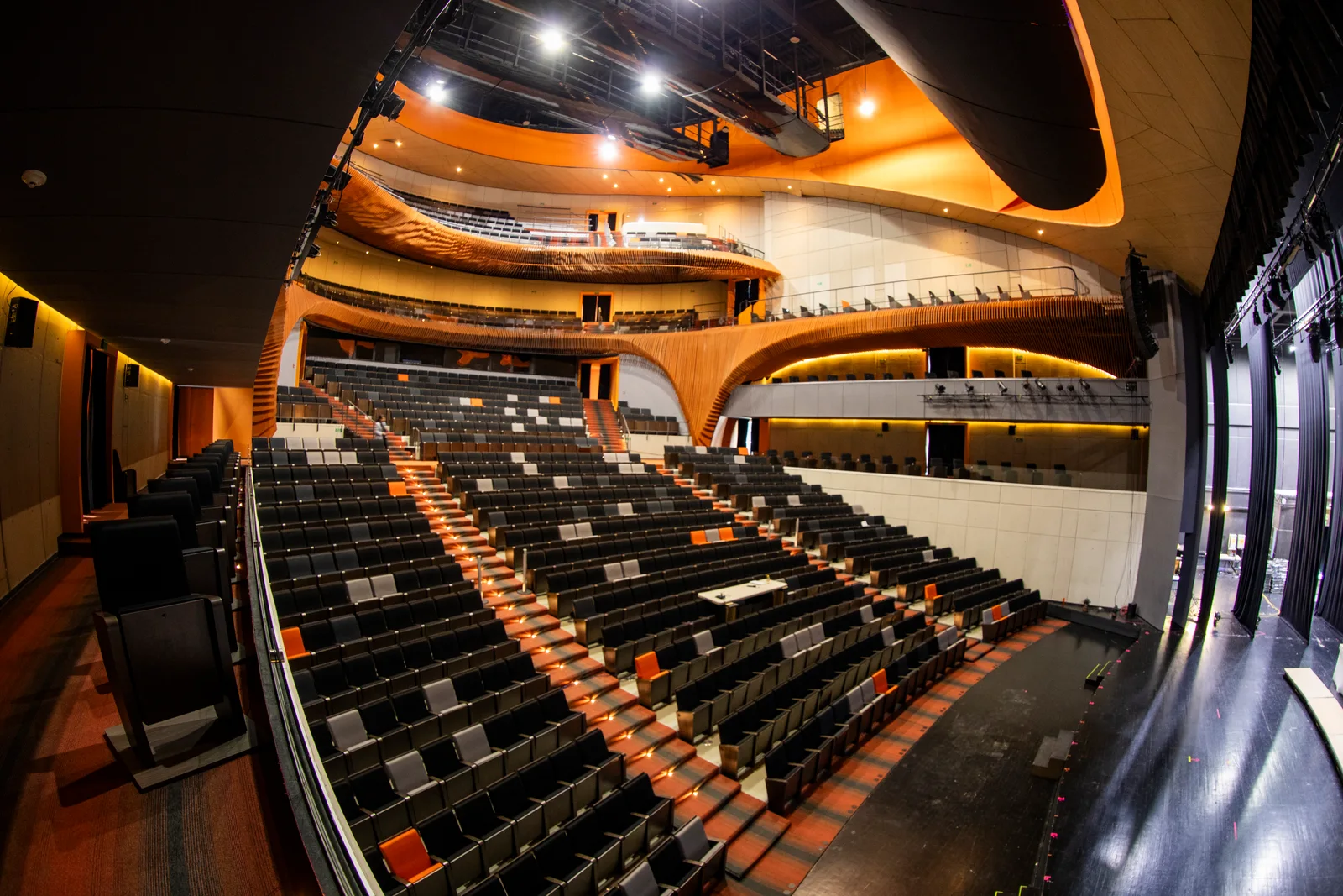 Perspectiva lateral de las butacas y el escenario del Centro Cultural Anáhuac