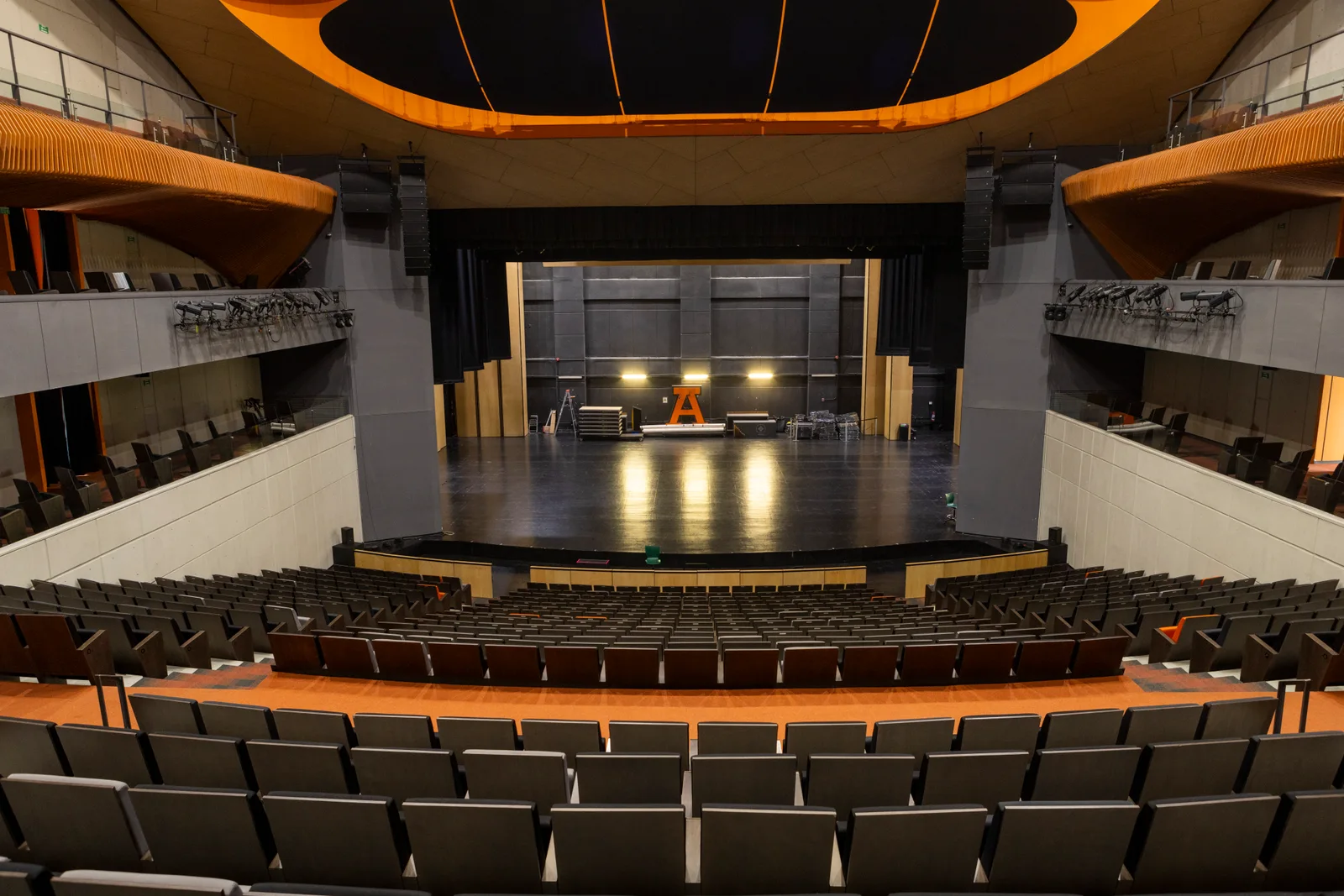 Vista panorámica de la sala, sus butacas y el escenario del Centro Cultural Anáhuac