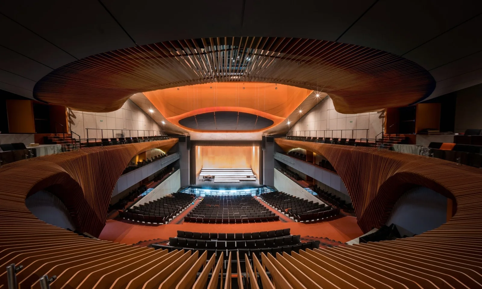 Vista panorámica de la sala, sus butacas y el escenario del Centro Cultural Anáhuac